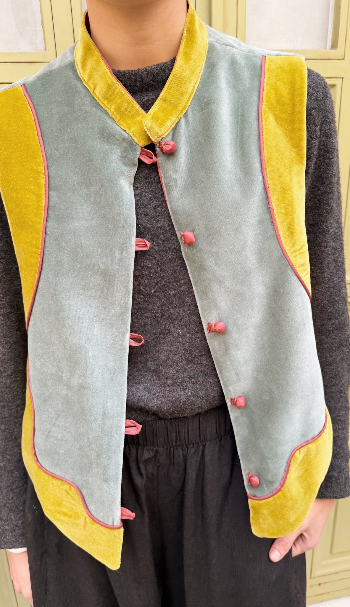 Vest Beeki III